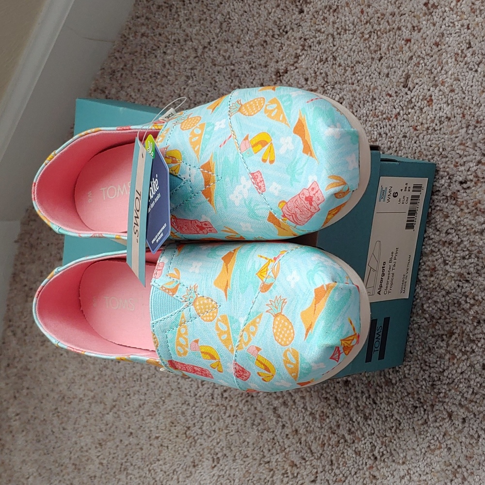NWT and box Toms Tiki Alpargatas.
